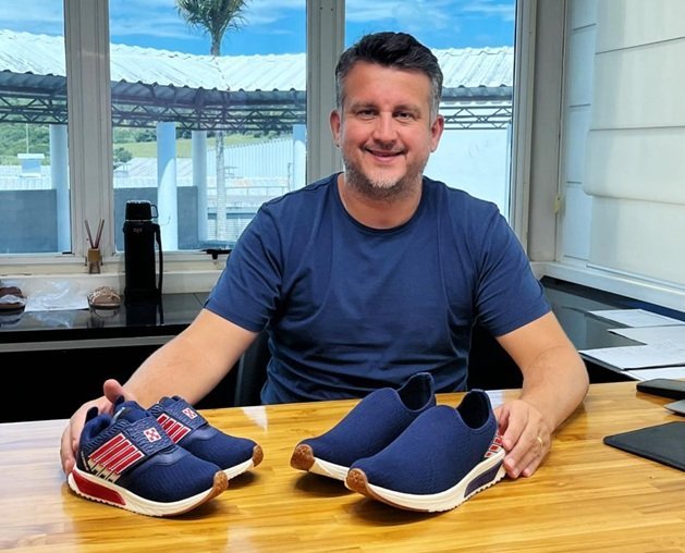 Cal&ccedil;adista comemora sa&iacute;da da recupera&ccedil;&atilde;o judicial doando 3 mil t&ecirc;nis