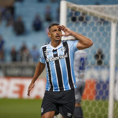 04/10/2022 - PORTO ALEGRE, RS - Grêmio x CSA, Campeonato Brasileiro - Série B. FOTO: Jefferson Botega / Agência RBS<!-- NICAID(15226680) -->
