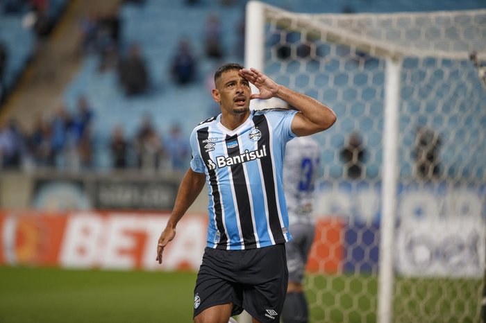 Artilheiro do Grêmio, Diego Souza é liberado para fazer cirurgia e