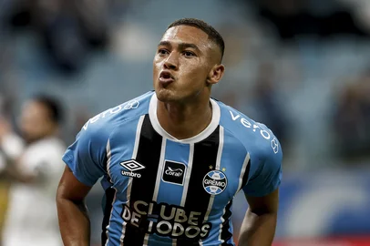 PORTO ALEGRE, RS, BRASIL, 02-02-2026: - Na arena, Grêmio enfrenta o Botafogo pela segunda rodada do Brasileirão 2026. Na foto, o jogador do Grêmio, Carlos Vinícius. Fotos: Duda Fortes/Agencia RBS<!-- NICAID(16219029) -->