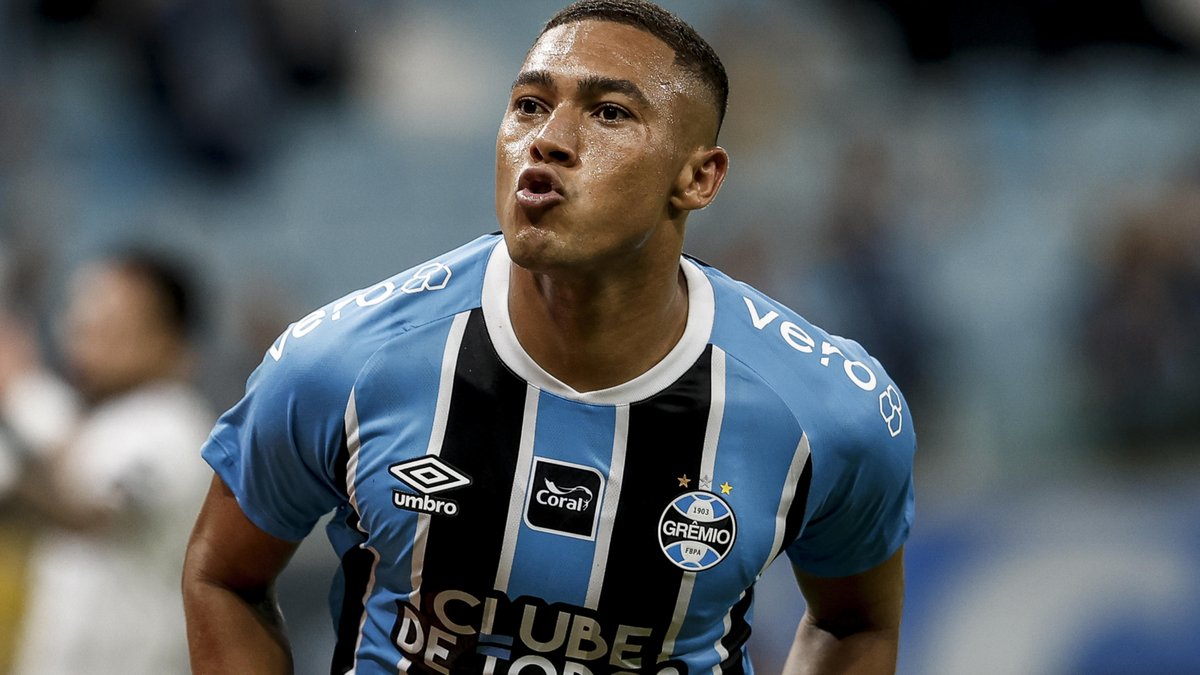 Grêmio negocia renovações de três titulares; Carlos Vinícius é prioridade