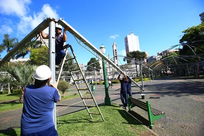 CAXIAS DO SUL, RS, BRASIL, 16/09/2025. Começou, na Praça Dante Alighieri, a montagem da 41ª Feira do Livro de Caxias. A feira inicia em 26/07 e vai até 12/10 e o tema desse ano é: "No trilho das palavras, voa a imaginação". (Porthus Junior/Agência RBS)<!-- NICAID(16125760) -->
