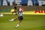 Jogador do Grêmio chuta a bola em um lance ao esperar a bola cair no gramado durante partida pelo grenal.Foto: Jefferson Botega/Agência RBSIndexador: Jeff Botega<!-- NICAID(14831588) -->