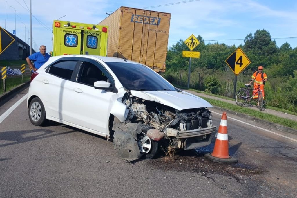 Carro colide com poste na BR-116 e deixa tr&ecirc;s pessoas feridas