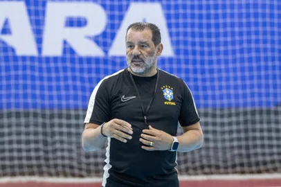 Técnico da seleção brasileira de futsal, Marquinhos Xavier comanda treino da equipe em Bucara, no Uzbequistão, nos preparativos finais para estreia na Copa do Mundo.<!-- NICAID(15863777) -->