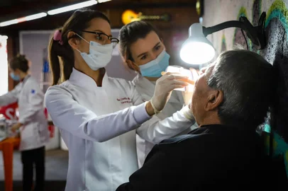 Porto Alegre, RS 31/05/2023 Nesta quarta-feira, 31, os atendimentos nos consultórios odontológicos das unidades de saúde tiveram enfoque para exames preventivos de câncer de boca, com orientações à população. A iniciativa faz parte da campanha Maio Vermelho e marca o Dia de Luta Contra o Câncer Bucal, em referência ao Dia Mundial sem Tabaco, principal fator de risco para a doença. Também houve atendimento na avenida Baltazar de Oliveira Garcia, 3868, bairro Rubem Berta, das 9h às 16h, em ação junto com o Sine Municipal (foto). Foto: Cristine Rochol/PMPA/DivulgaçãoIndexador: Cristine RocholFotógrafo: repÃ³rter fotogrÃ¡fica<!-- NICAID(15443793) -->