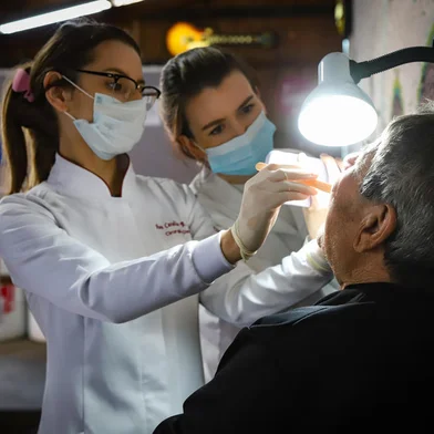 Porto Alegre, RS 31/05/2023 Nesta quarta-feira, 31, os atendimentos nos consultórios odontológicos das unidades de saúde tiveram enfoque para exames preventivos de câncer de boca, com orientações à população. A iniciativa faz parte da campanha Maio Vermelho e marca o Dia de Luta Contra o Câncer Bucal, em referência ao Dia Mundial sem Tabaco, principal fator de risco para a doença. Também houve atendimento na avenida Baltazar de Oliveira Garcia, 3868, bairro Rubem Berta, das 9h às 16h, em ação junto com o Sine Municipal (foto). Foto: Cristine Rochol/PMPA/DivulgaçãoIndexador: Cristine RocholFotógrafo: repÃ³rter fotogrÃ¡fica<!-- NICAID(15443793) -->