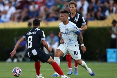PASADENA, CALIFORNIA - JUNE 17: Lautaro Martinez #10 of FC Internazionale Milano passes the ball against Oliver Torres #8 of CF Monterrey during the FIFA Club World Cup 2025 group E match between CF Monterrey and FC Internazionale Milano at Rose Bowl Stadium on June 17, 2025 in Pasadena, California.   Harry How/Getty Images/AFP (Photo by Harry How / GETTY IMAGES NORTH AMERICA / Getty Images via AFP)<!-- NICAID(16062348) -->