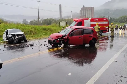 Colisão entre dois carros deixa três mulheres feridas na RS-115, em Igrejinha<!-- NICAID(16062598) -->