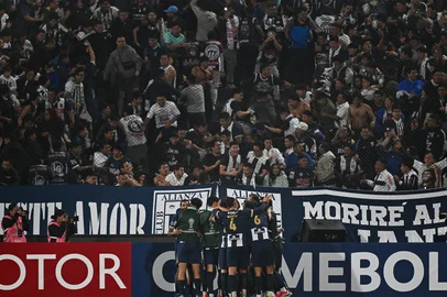 Alianza Lima's Ecuadorian midfielder #08 Eryc Castillo (Covered) celebrates with his teammates after scoring his team's second goal during the Copa Sudamericana knockout round play-off football match between Peru's Alianza Lima and Brazil's Gremio, at the Alejandro Villanueva stadium in Lima, on July 16, 2025. (Photo by ERNESTO BENAVIDES / AFP)Editoria: SPOLocal: LimaIndexador: ERNESTO BENAVIDESSecao: soccerFonte: AFPFotógrafo: STF<!-- NICAID(16082162) -->