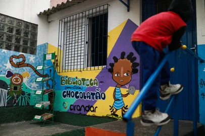PORTO ALEGRE, RS, BRASIL - 2024.08.29: Biblioteca Chocolatão foi revitalizada com grafite. (Foto: Renan  Mattos/ Agência RBS)<!-- NICAID(15854041) -->