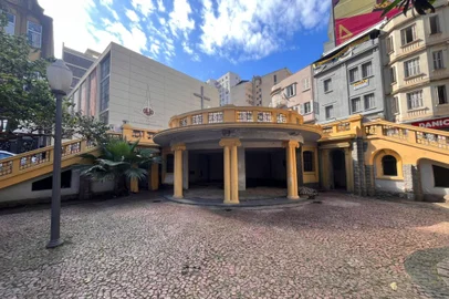 Tapumes são retirados da Praça Otávio Rocha, no Centro, que seria revitalizada por empresa<!-- NICAID(15882589) -->