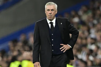 Real Madrid's Italian coach Carlo Ancelotti stands on the sideline during the Spanish League football match between Real Madrid CF and CA Osasuna at the Santiago Bernabeu stadium in Madrid on October 2, 2022. (Photo by JAVIER SORIANO / AFP)Editoria: SPOLocal: MadridIndexador: JAVIER SORIANOSecao: soccerFonte: AFPFotógrafo: STF<!-- NICAID(15293258) -->