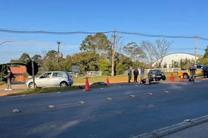Um acidente entre um carro e uma motocicleta causou a morte de um homem na RS-324, em Passo Fundo, por volta das 7h40min desta segunda-feira (14).<!-- NICAID(16080028) -->