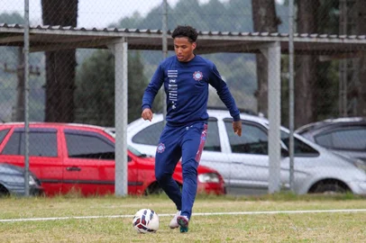 Treino do Caxias para confronto com a Ponte Preta pela Série C 2025. Na foto, o volante Pedro Cuiabá.<!-- NICAID(16086538) -->