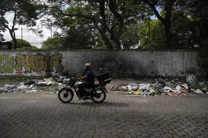 PORTO ALEGRE, RS, BRASIL, 15-03-2021: Moradores e comerciantes do 4º Distrito reclamam que a área virou zona de descarte irregular de lixo, principalmente restos de obras. Na foto- Av França com a rua Santos Dumont. (Foto: Mateus Bruxel / Agência RBS)<!-- NICAID(14735306) -->