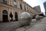 O que são as esferas de concreto que surgiram em frente ao Mercado Público na última semana