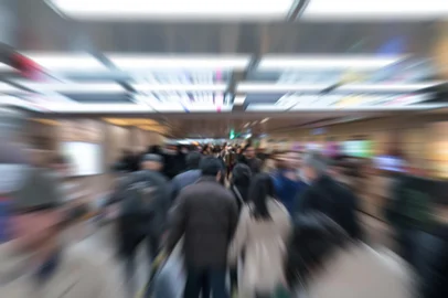 Zoom Motion blur crowd of Japanese enger in underground / subway transportation, JapanZoom Motion blur crowd of Japanese enger in underground / subway transportation, JapanFonte: 251003124<!-- NICAID(15479567) -->