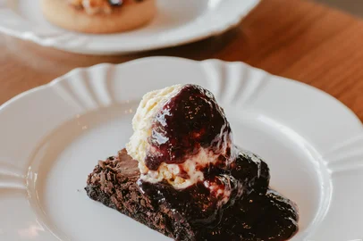 Brownie com semifreddo de baunilha e calda de uva e a tartelete de chimia de uva com nata, ambas sem glúten e sem lactose, do resturante Brigitte. Sobremesas especiais para a Festa da Uva. <!-- NICAID(16227637) -->