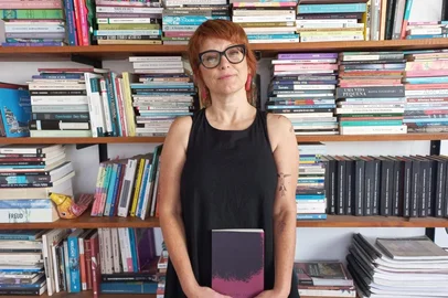 A jornalista, psicanalista, escritora e colunista do Pioneiro, Adriana Antunes, lança o livro "A longa chuva", pela editora Libertinagem.A sessão de autógrafos ocorre neste sábado (14/12), às 18h, no Zarabatana Café (Centro de Cultura Ordovás). Além do lançamento vai rolar bate papo com Marcelo Mugnol e Ana Júilia Poletto.<!-- NICAID(15934223) -->