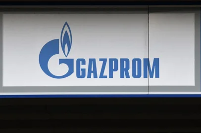 A photo shows the logo of German second division Bundesliga football club FC Schalke 04's main sponsor Russian gas company Gazprom at the Veltins-Arena stadium in Gelsenkirchen, western Germany, on February 25, 2022. - German football club Schalke 04 said on February 24, 2022 it would remove Russian gas company Gazprom as its main shirt sponsor following the invasion of Ukraine. (Photo by Ina FASSBENDER / AFP)Editoria: SPOLocal: GelsenkirchenIndexador: INA FASSBENDERSecao: soccerFonte: AFPFotógrafo: STR<!-- NICAID(15029448) -->