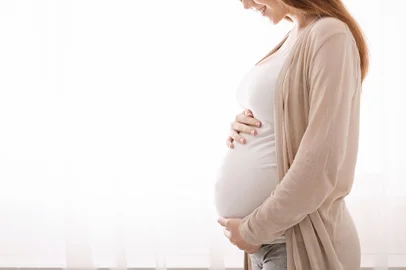 Beautiful pregnant woman hugging her tummy at homeGravidez - Foto: Prostock-studio/stock.adobe.comIndexador: Konstantin PostumitenkoFonte: 251667561<!-- NICAID(15817005) -->