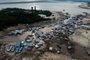 Floating houses and boats are seen stranded at the Marina do Davi, a docking area of the Negro river, city of Manaus, Amazonas State, northern Brazil, on October 16, 2023. The Negro river is facing the worst dry season of the last decades in the Amazon rainforest. (Photo by MICHAEL DANTAS / AFP)Editoria: DISLocal: ManausIndexador: MICHAEL DANTASSecao: droughtFonte: AFPFotógrafo: STR<!-- NICAID(15570796) -->