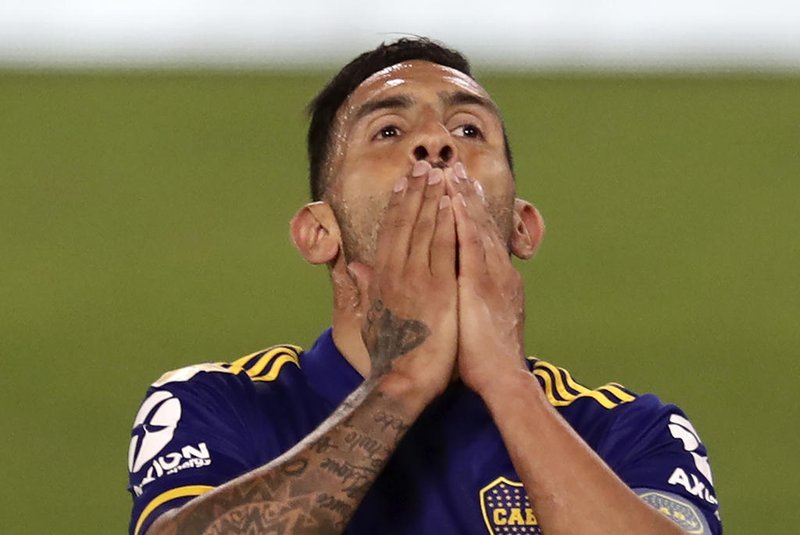 Argentina's Boca Juniors forward Carlos Tevez gestures after missing a chance of goal against Talleres during their Argentina First Division 2020 football match at La Bombonera stadium, in Buenos Aires, on November 15, 2020. (Photo by ALEJANDRO PAGNI / AFP)Editoria: SPOLocal: Buenos AiresIndexador: ALEJANDRO PAGNISecao: soccerFonte: AFPFotógrafo: STR<!-- NICAID(14648495) -->