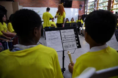 Porto Alegre, RS, Brasil: 24.04.2024: Sons do Morro. Grupo de música de Escola do Morro da Cruz propicia vivência musical à crianças e adolescentes.  Fotos: Duda Fortes / Agência RBS<!-- NICAID(15744325) -->