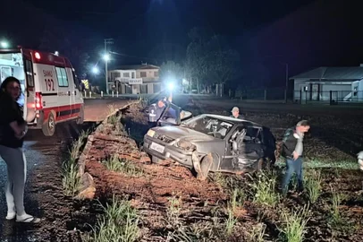 Um idoso ficou ferido em uma colisão lateral entre dois carros na RS-324, em Ronda Alta, no norte do Estado, na noite de domingo (6). O acidente ocorreu às 23h, no km 102 da rodovia.<!-- NICAID(15502987) -->