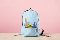 school blue backpack with stationery in pocket isolated on pinkConceito de educação, ensino infantil - Foto: LIGHTFIELD STUDIOS/stock.adobe.comFonte: 285277802<!-- NICAID(15911824) -->