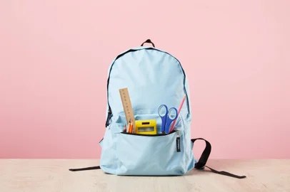 school blue backpack with stationery in pocket isolated on pinkConceito de educação, ensino infantil - Foto: LIGHTFIELD STUDIOS/stock.adobe.comFonte: 285277802<!-- NICAID(15911824) -->