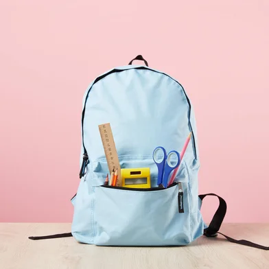 school blue backpack with stationery in pocket isolated on pinkConceito de educação, ensino infantil - Foto: LIGHTFIELD STUDIOS/stock.adobe.comFonte: 285277802<!-- NICAID(15911824) -->