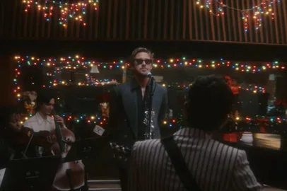 Ryan Gosling e Mark Ronson lançam The Ken EP com três remixes de I'm Just Ken, do filme Barbie, e clipe de Natal.<!-- NICAID(15630777) -->