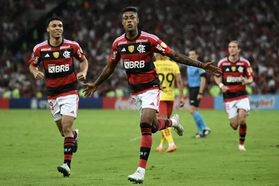 Flamengo's forward Bruno Henrique celebrates after scoring during the Copa Libertadores group stage second leg football match between Brazil's Flamengo and Ecuador's Aucas at the Maracana stadium in Rio de Janeiro, Brazil, on June 28, 2023. (Photo by CARL DE SOUZA / AFP)<!-- NICAID(15469089) -->