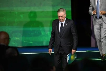 Mauro PIMENTEL / AFP Brazil's football team head coach Carlo Ancelotti heads to a press conference after announcing Brazil's squad for the 2026 FIFA World Cup at the Museum of Tomorrow in downtown Rio de Janeiro, Brazil on May 18, 2026. (Photo by Mauro PIMENTEL / AFP)Editoria: SPOLocal: Rio de JaneiroIndexador: MAURO PIMENTELSecao: soccerFonte: AFPFotógrafo: STF<!-- NICAID(16287913) -->