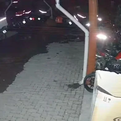 Um vazamento de água provocou a queda de um muro sobre seis motos no bairro Hidráulica, em Lajeado, no Vale do Taquari, conforme a Companhia Riograndense de Saneamento (Corsan). Imagens de câmera de monitoramento registraram o momento em que a estrutura desabou, soterrando os veículos, por volta das 2h desta quarta-feira (16).