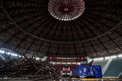 PORTO ALEGRE, RS, BRASIL, 02-10-2025: Ginásio Gigantinho, dentro do complexo do estádio Beira Rio do Sport Clube Internacional, passa por reformas. Obra está na fase inicial e já foi realizada a retirada do madeirame da quadra. Foto: Jonathan Heckler/Agência RBS<!-- NICAID(16137809) -->