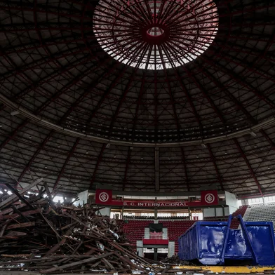 PORTO ALEGRE, RS, BRASIL, 02-10-2025: Ginásio Gigantinho, dentro do complexo do estádio Beira Rio do Sport Clube Internacional, passa por reformas. Obra está na fase inicial e já foi realizada a retirada do madeirame da quadra. Foto: Jonathan Heckler/Agência RBS<!-- NICAID(16137809) -->