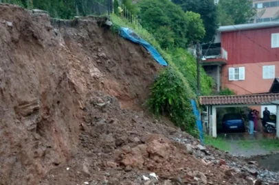 Instabilidade na manhã do Natal causa danos em parreiras e destelhamento em Farroupilha; em Bento garagem é interditada por queda de barreira<!-- NICAID(15942005) -->
