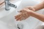 Pessoa lavando as mãos - Foto: Pixel-Shot/stock.adobe.comIndexador: Leonid IastremskyiFonte: 490378893<!-- NICAID(15084382) -->