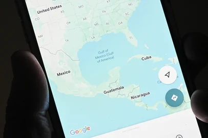 This photo illustration shows the "Gulf of Mexico" and "Gulf of America" displayed on the Google Maps application on a smartphone on February 11, 2025, in Washington, DC. Google on February 10, 2025, changed the name of the Gulf of Mexico to "Gulf of America" for those using its Maps platform inside the United States, complying with an executive order by President Donald Trump. (Photo by Drew ANGERER / AFP)Editoria: SCILocal: WashingtonIndexador: DREW ANGERERSecao: diplomacyFonte: AFPFotógrafo: STF<!-- NICAID(15973850) -->