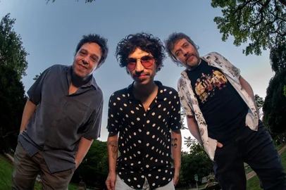 Banda Pata de Elefante. Gabriel Guedes (guitarra e baixo), Daniel Mossmann (guitarra e baixo) e Elieser Lemes (bateria)<!-- NICAID(16243501) -->