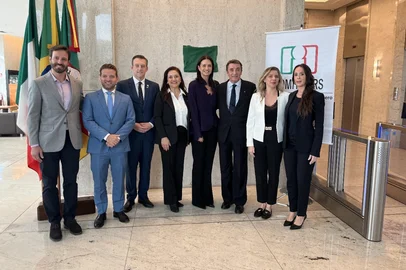 Em uma cerimônia cheia de emoção, foi inaugurada na manhã desta terça-feira (6) a sede honorária do Comitê dos Italianos no Exterior (COMITES/RS), em Porto Alegre. O novo espaço surge em um ano especialmente significativo para a comunidade italiana: a celebração dos 150 anos da imigração no Rio Grande do Sul. O evento contou com a presença de autoridades como o embaixador da Itália no Brasil, Alessandro Cortese, e o cônsul-geral da Itália em Porto Alegre, Valerio Caruso.<!-- NICAID(16032293) -->