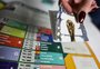 Quanto custa completar o álbum da Copa? Matemática aponta que trocas podem reduzir gasto em mais de 70%
