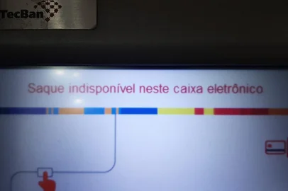 Alguns caixas eletrônicos estão sem dinheiro e bancos limitam os valores para saque no Rio Grande do Sul. Ainda assim, não é um desabastecimento generalizado, garante o presidente da Associação dos Bancos do Rio Grande do Sul (Asbancos), Irany Sant`Anna Júnior. O problema ocorre porque o bloqueio de rodovias dificulta a chegada de carros-fortes até as agências e os equipamentos.<!-- NICAID(15760714) -->