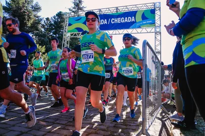 A manhã ensolarada deste domingo (30) em Caxias do Sul foi o cenário ideal para a Corrida do Sesi. Com 800 inscritos para a segunda edição da prova Correr Faz Bem, foram arrecadadas cerca de quatro toneladas de alimentos, que serão revertidos para o Banco de Alimentos do município. Os mantimentos são adquiridos através do valor da inscrição, que era de R$ 45. Além de Caxias, o mesmo evento ocorre em mais 24 municípios, com provas entre os dias 29 de abril e 1º de maio, com 11.529 inscrições, convertidas em 103.761 toneladas de alimentos, o que representa cerca de 311 mil refeições.<!-- NICAID(15416264) -->