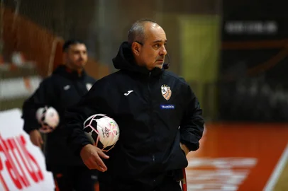 CARLOS BARBOSA, RS, BRASIL, 18/05/2026. Treino da ACBF no Centro Municipal de Eventos Sérgio Luiz Guerra, em Carlos Barbosa. A ACBF está irá disputar a Copa Libertadores de Futsal 2026. Preparativos para a competição. Na foto, Peri Fuentes, técnico da ACBF. (Porthus Junior/Agência RBS)Indexador: Porthus Junior<!-- NICAID(16288027) -->
