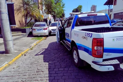Homem é flagrado furtando fios e cabos, foge da Guarda Municipal e acaba preso após colidir contra  viatura, em Caxias do Sul<!-- NICAID(16172409) -->
