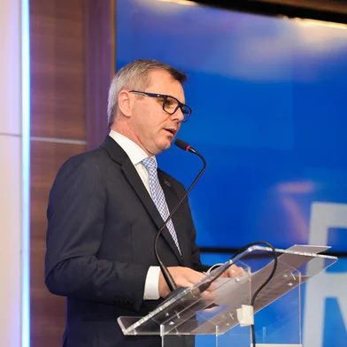 CAXIAS DO SUL, RS, BRASIL, 13/03/2023. O prefeito Adiló Didomenico palestrou em reunião-almoço da Câmara de Indústria, Comércio e Serviços (CIC) de Caxias do Sul, e apresentou o balanço dos dois primeiros anos da sua gestão na prefeitura. O evento contou com a presença de políticos e empresários da região. (Neimar De Cesero/Agência RBS)Indexador: NEIMAR DE CESERO<!-- NICAID(15374102) -->